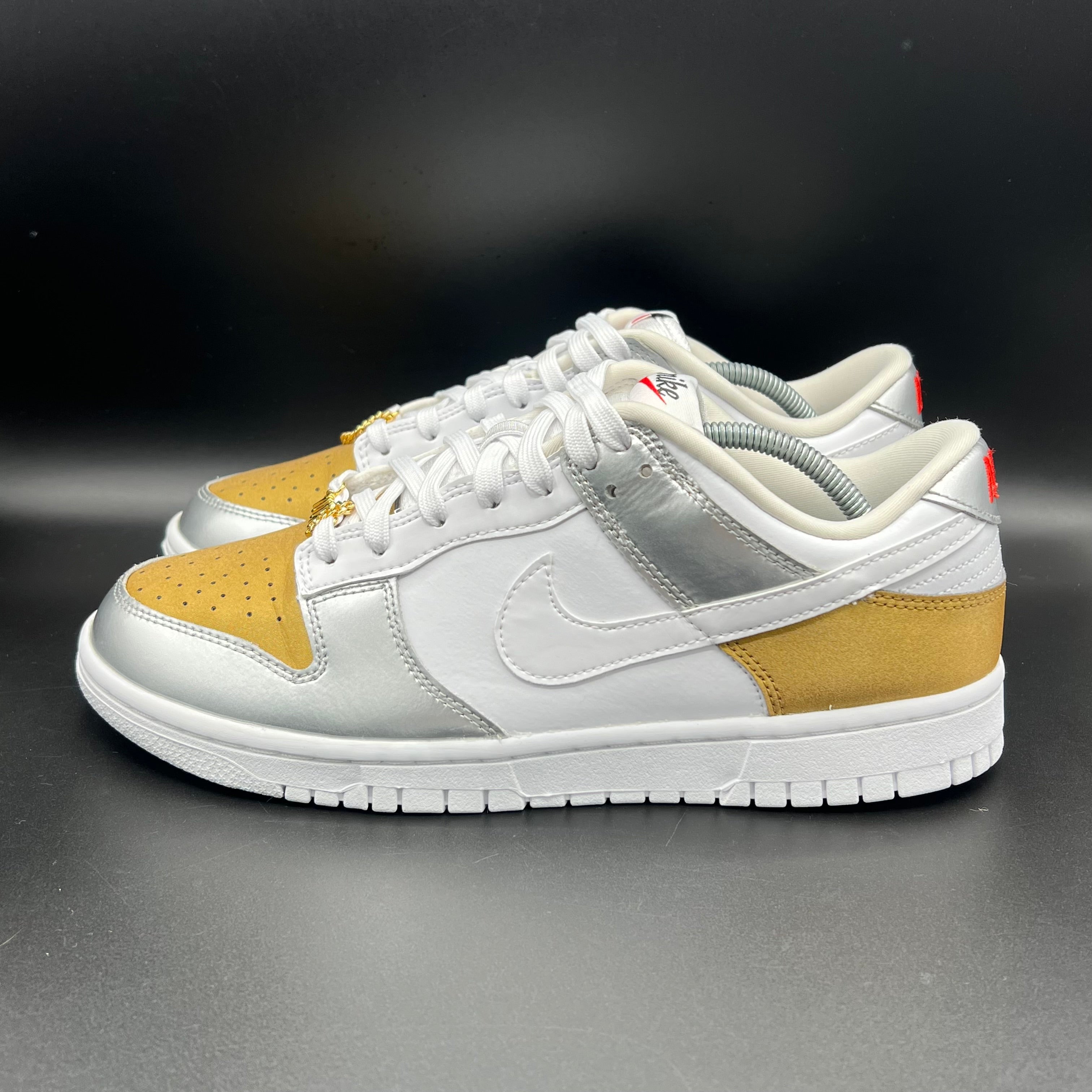 Nike dunk low silver / gold